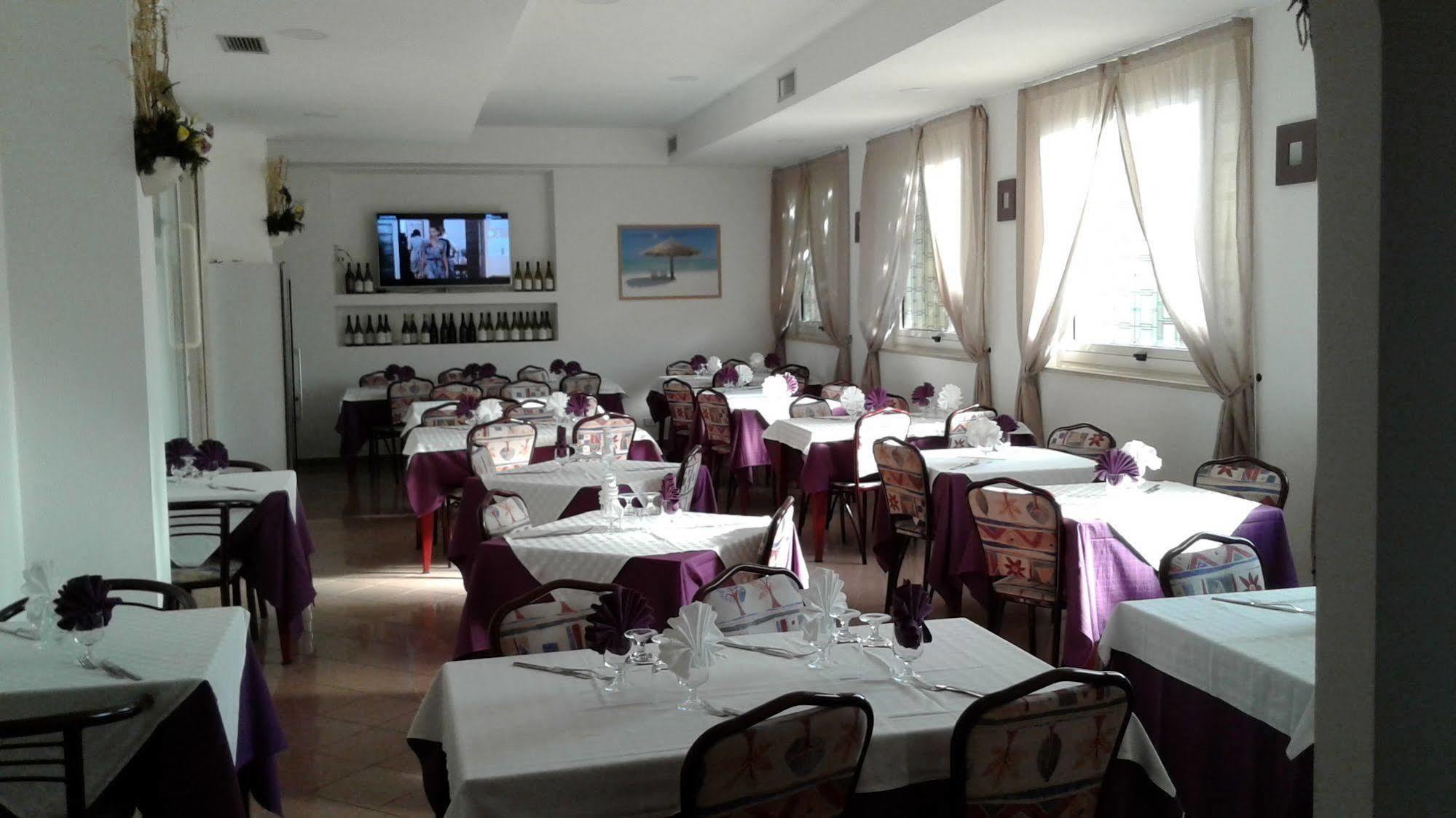 Hotel Chiar Di Luna Senigallia Exteriör bild